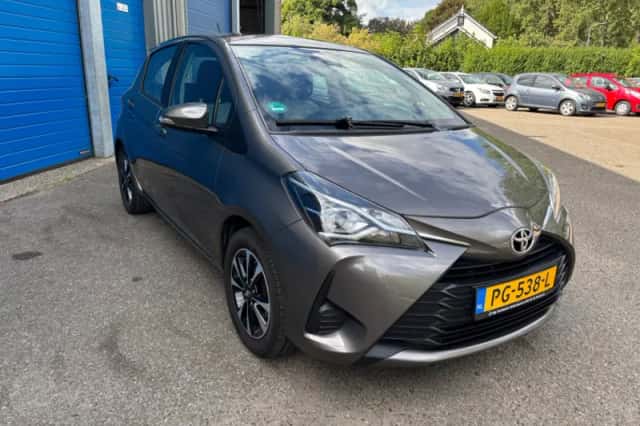 Toyota Yaris (2017) thumbnail 4