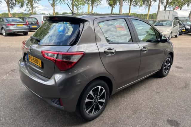 Toyota Yaris (2017) thumbnail 5