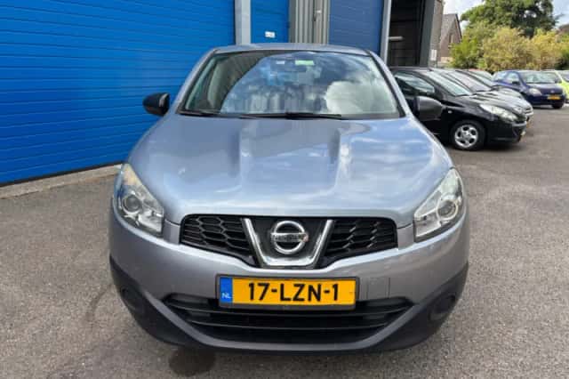 Nissan Qashqai (2010) thumbnail 3