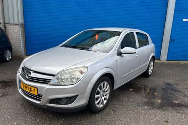 Opel Astra (2009) thumbnail 2