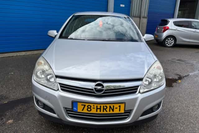 Opel Astra (2009) thumbnail 3