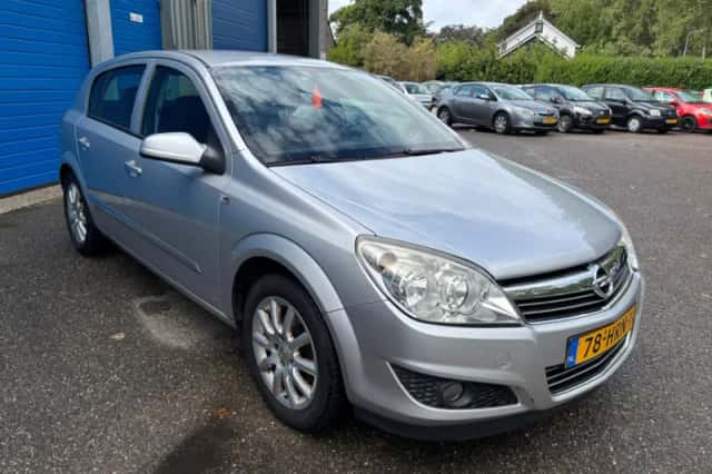 Opel Astra (2009) thumbnail 4