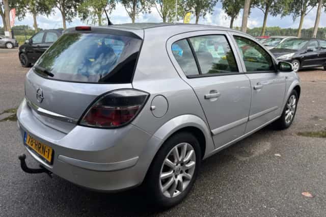 Opel Astra (2009) thumbnail 5