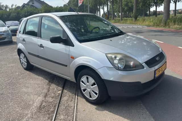 Ford Fiesta (2007) thumbnail 3