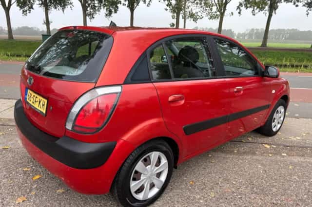 Kia Rio (2005) thumbnail 4