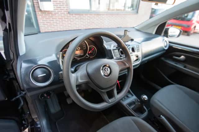 Volkswagen Up! (2018) thumbnail 4