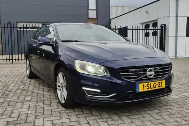 Volvo V60 (2013) thumbnail 3