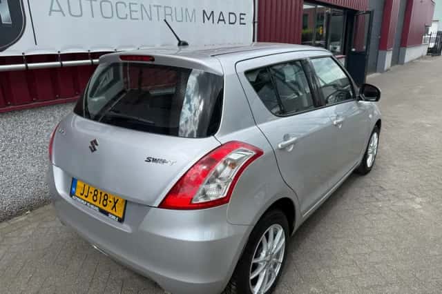 Suzuki Swift (2015) thumbnail 4