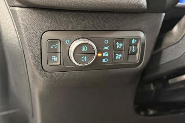 Ford Kuga (2023) thumbnail 2
