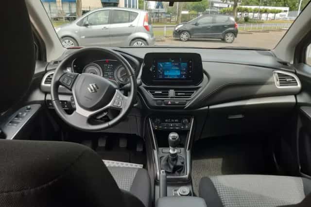 Suzuki S-Cross (2023) thumbnail 3