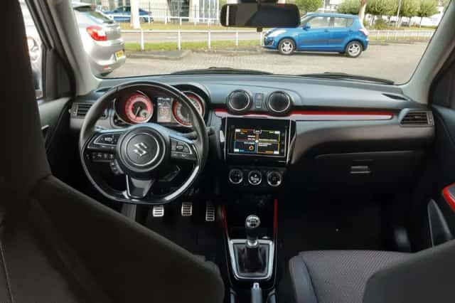 Suzuki Swift (2022) thumbnail 3