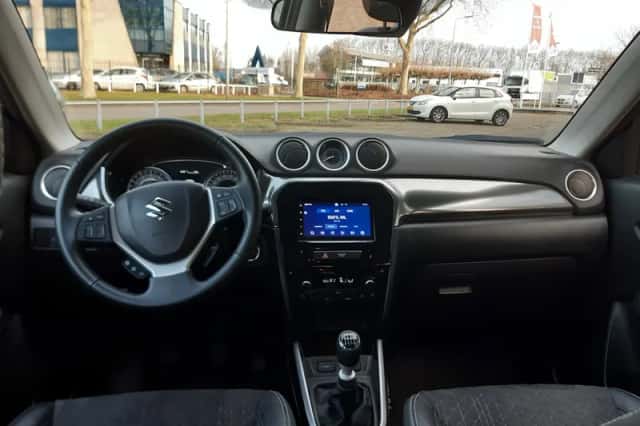 Suzuki Vitara (2022) thumbnail 3