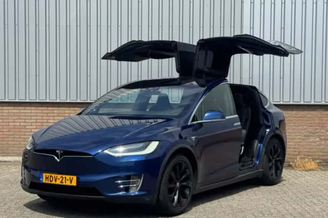 Tesla Model X (2017) thumbnail 3