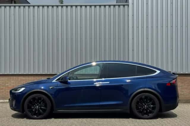 Tesla Model X (2017) thumbnail 4