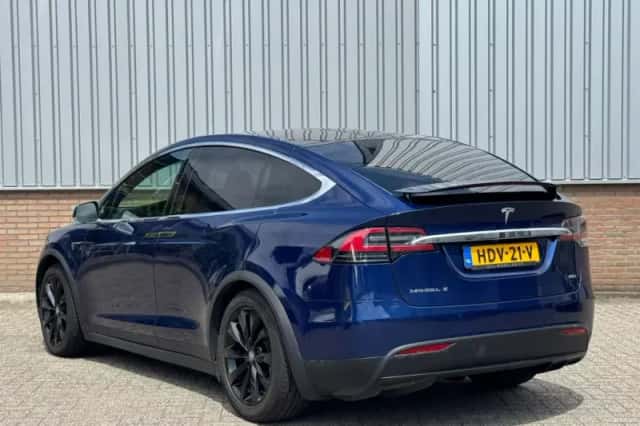 Tesla Model X (2017) thumbnail 5
