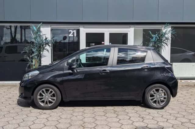 Toyota Yaris (2014) thumbnail 3