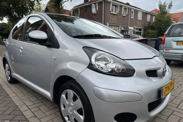 Toyota Aygo (2009) thumbnail 2