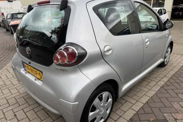Toyota Aygo (2009) thumbnail 3
