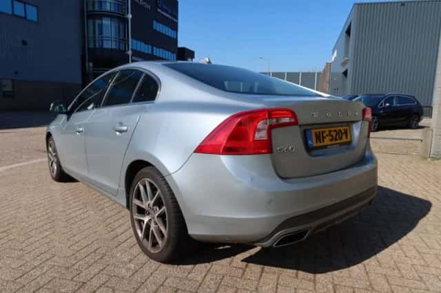 Volvo S60 (2017) thumbnail 2