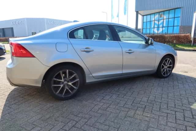Volvo S60 (2017) thumbnail 3