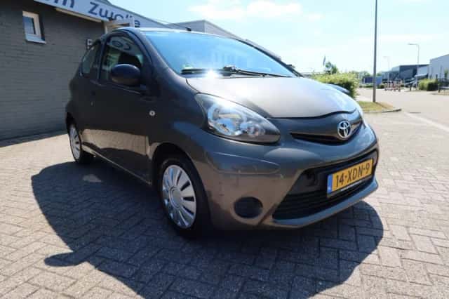 Toyota Aygo (2012) thumbnail 2