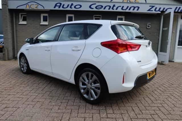 Toyota Auris (2014) thumbnail 3