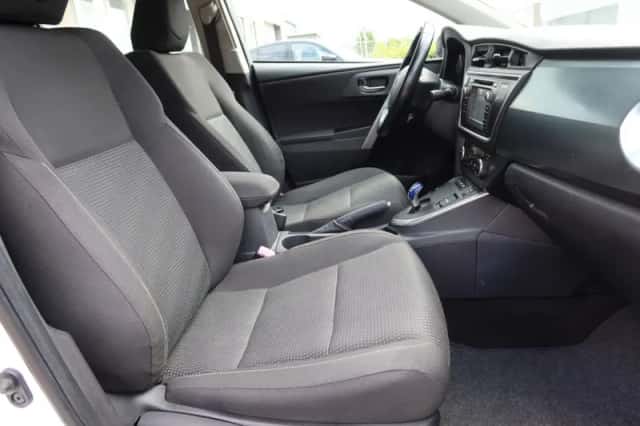 Toyota Auris (2014) thumbnail 6