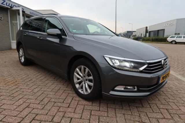 Volkswagen Passat (2017) thumbnail 2