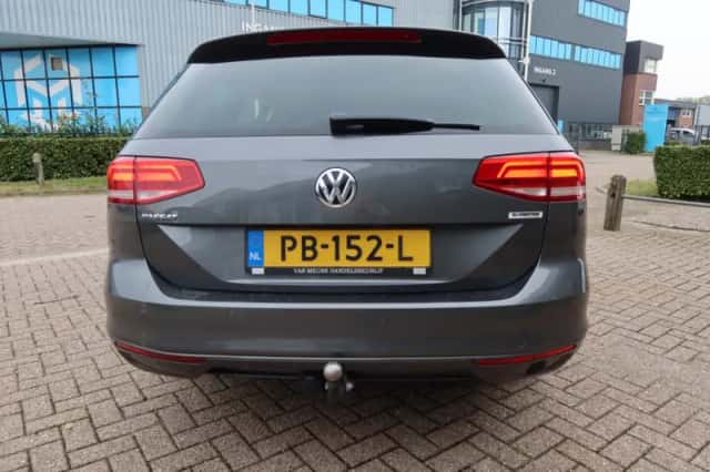 Volkswagen Passat (2017) thumbnail 5