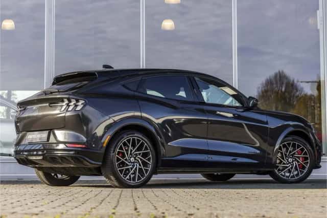 Ford Mustang (2022) thumbnail 3