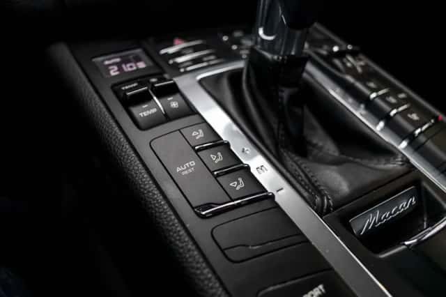 Porsche Macan (2018) thumbnail 24