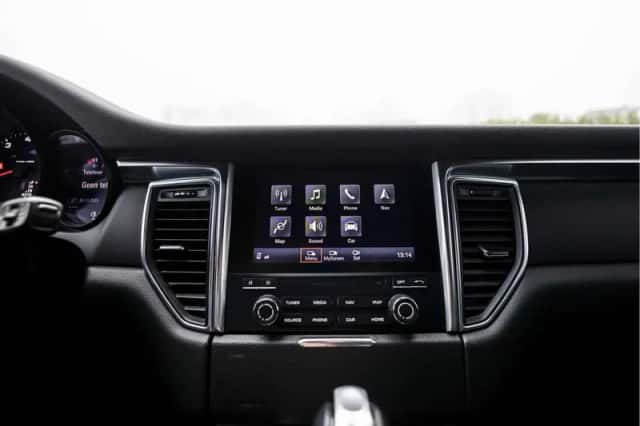 Porsche Macan (2018) thumbnail 30