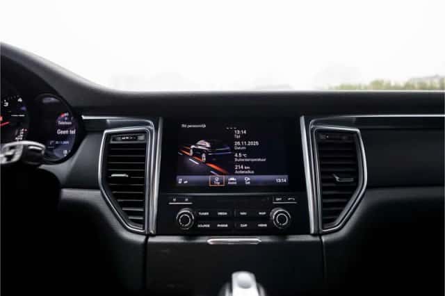 Porsche Macan (2018) thumbnail 31