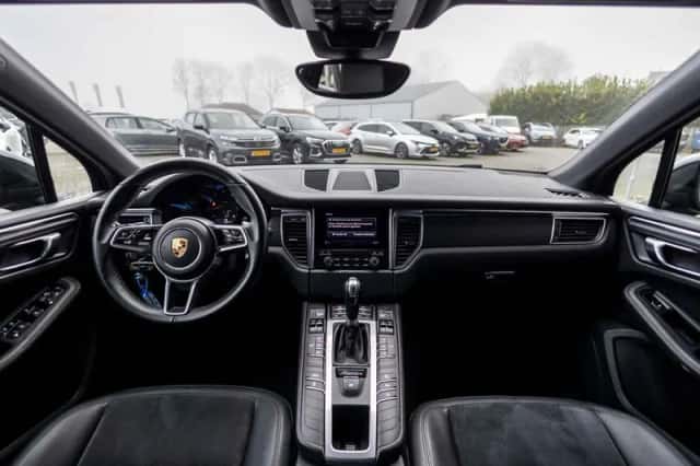 Porsche Macan (2018) thumbnail 32