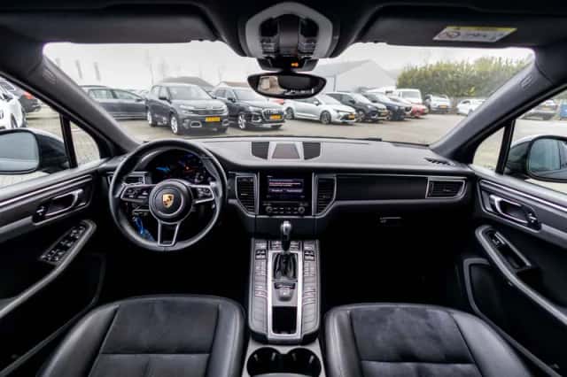Porsche Macan (2018) thumbnail 48