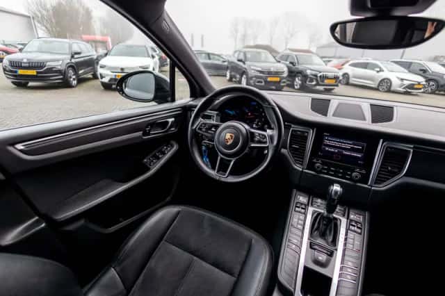 Porsche Macan (2018) thumbnail 62