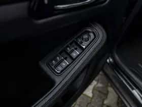 Porsche Macan (2018) thumbnail 63