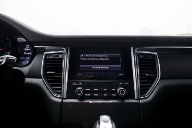 Porsche Macan (2018) thumbnail 70