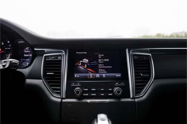 Porsche Macan (2018) thumbnail 72