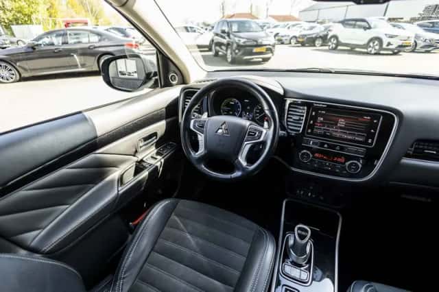 Mitsubishi Outlander (2019) thumbnail 23