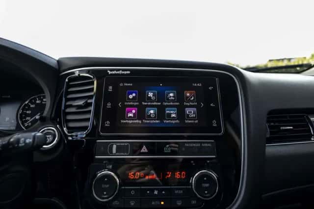 Mitsubishi Outlander (2019) thumbnail 32