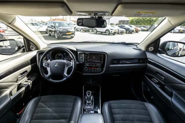 Mitsubishi Outlander (2019) thumbnail 7