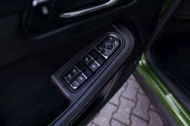 Porsche Macan (2018) thumbnail 24