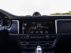 Porsche Macan (2018) thumbnail 36