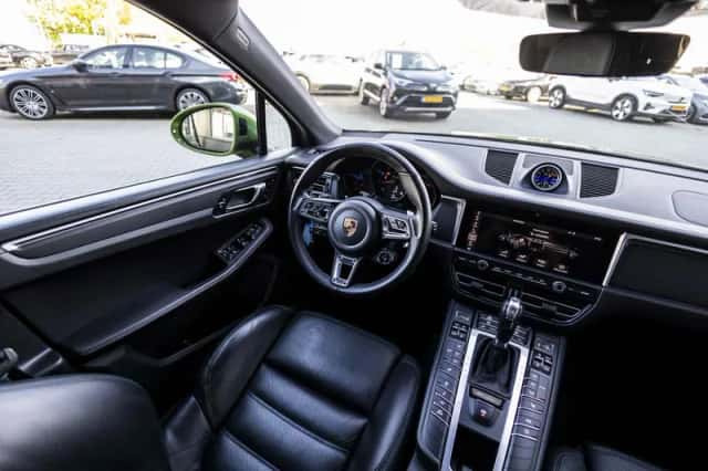 Porsche Macan (2018) thumbnail 73