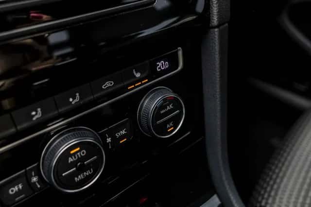 Volkswagen Golf (2015) thumbnail 24