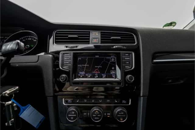 Volkswagen Golf (2015) thumbnail 26