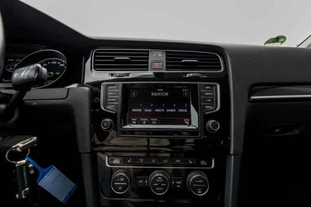 Volkswagen Golf (2015) thumbnail 28