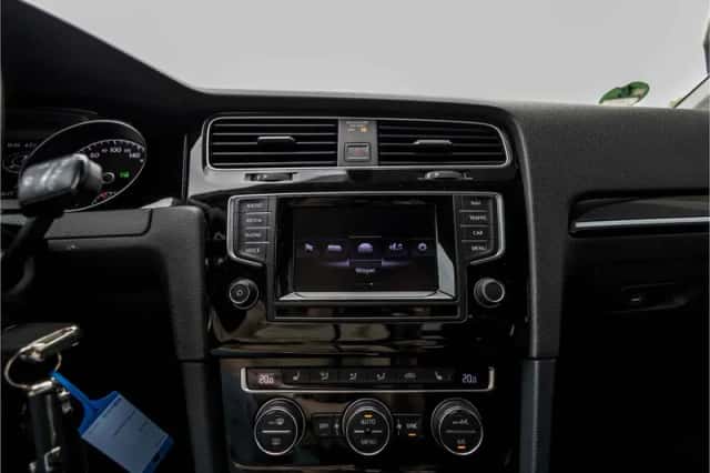 Volkswagen Golf (2015) thumbnail 30