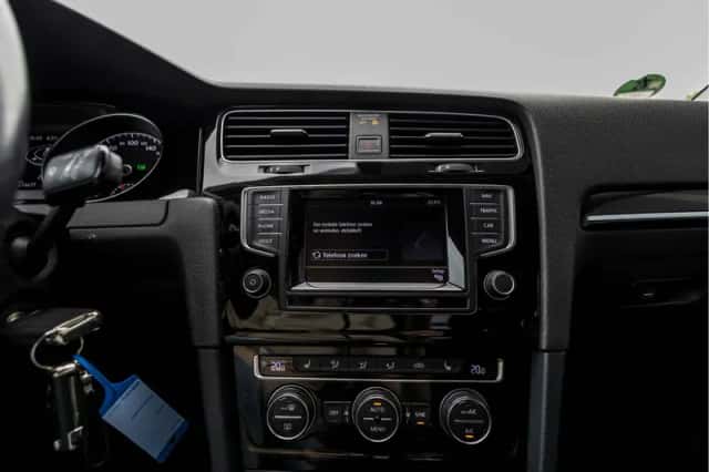 Volkswagen Golf (2015) thumbnail 65